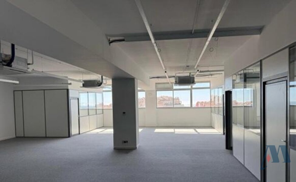 LOCAL COMMERCIAL - FONTVIEILLE - 2 / 6