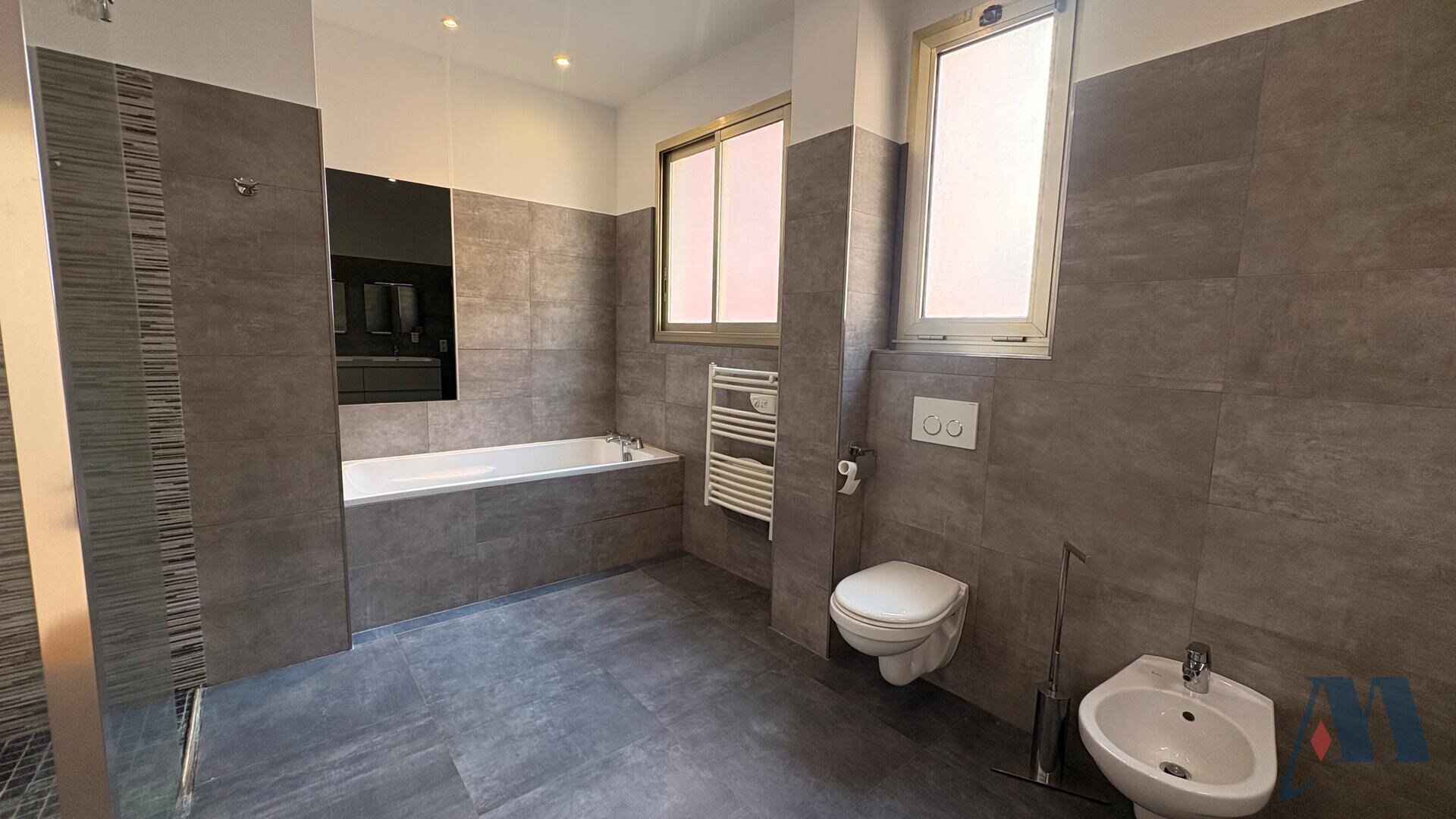 APPARTEMENT 4/5 PIECES - LA ROUSSE - ST ROMAN - 12 / 14