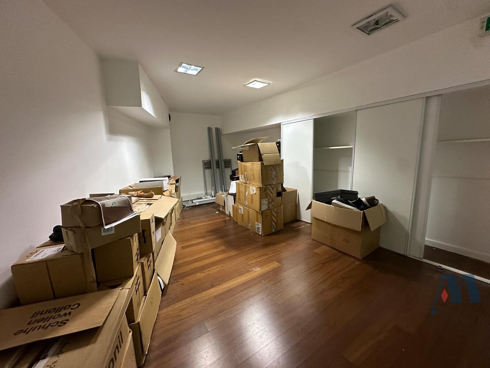 COMMERCIAL PREMISES AND OFFICES ON 3 LEVELS - 13 / 14